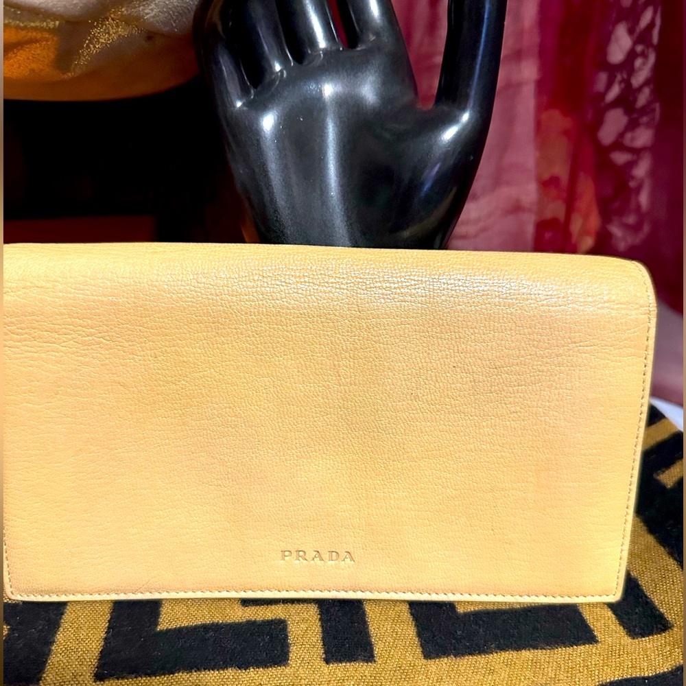Prada wallet in link pink. In EUC with a couple marks on inside. See pics.